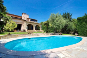 Villa Provençale 300 m2 proche Nice, cannes piscine chauffée 6 chambres 5sdb privatives